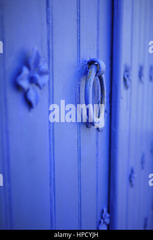 Schöne blaue Tür in den Straßen von der mediterranen Stadt Sitges, Barcelona, Spanien Stockfoto