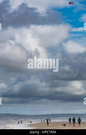 Ein Kite Flyer genießt windige Bedingungen auf Talacre Strand, Wales Stockfoto