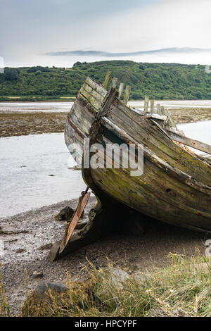 Verfallende Boot Wrack in der Afon Goch-Mündung in der Nähe von Dulas, Anglesey, Wales Stockfoto