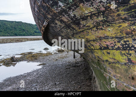 Kurve des Rumpfes eines verfallenden Boot-Wracks in der Afon Goch-Mündung in der Nähe von Dulas, Anglesey, Wales Stockfoto