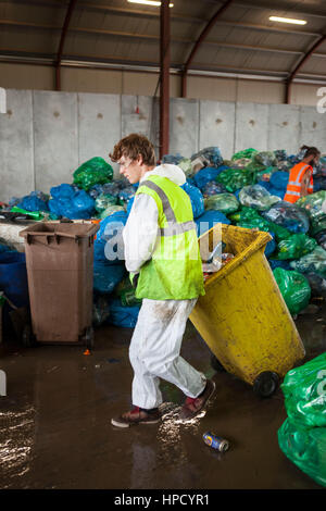 Die recycling-Zentrum in Glastonbury. Es kostet £780.000 zu entsorgen und Recycling von Abfällen auf dem Glastonbury Festival. Die Center-Mitarbeiter sind ehrenamtlich tätig Stockfoto