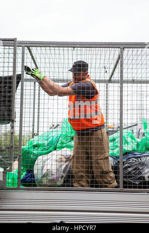 Die recycling-Zentrum in Glastonbury. Es kostet £780.000 zu entsorgen und Recycling von Abfällen auf dem Glastonbury Festival. Die Center-Mitarbeiter sind ehrenamtlich tätig Stockfoto