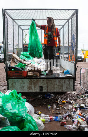 Die recycling-Zentrum in Glastonbury. Es kostet £780.000 zu entsorgen und Recycling von Abfällen auf dem Glastonbury Festival. Die Center-Mitarbeiter sind ehrenamtlich tätig Stockfoto