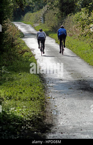 zwei Radfahrer zusammen auf kleinen Landstraße Stockfoto