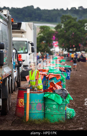 Freiwillige leeren einige hunderttausend Mülltonnen Müll während der täglichen aufräumen und Sammlung von Müll auf dem Glastonbury-Musikfestival. Stockfoto