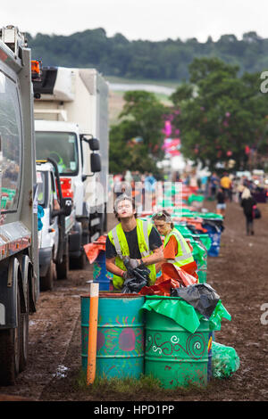 Freiwillige leeren einige hunderttausend Mülltonnen Müll während der täglichen aufräumen und Sammlung von Müll auf dem Glastonbury-Musikfestival. Stockfoto