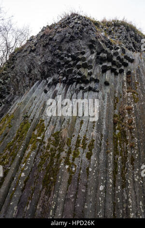 Felsigen Wasserfall - basaltische fünfeckigen und sechseckige Säulen - geologische Formation vulkanischen Ursprungs in der Nähe von Schloss Somoska, Slowakei Stockfoto