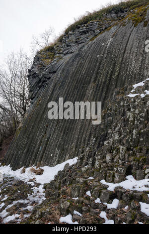 Felsigen Wasserfall - basaltische fünfeckigen und sechseckige Säulen - geologische Formation vulkanischen Ursprungs in der Nähe von Schloss Somoska, Slowakei Stockfoto