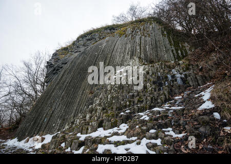 Felsigen Wasserfall - basaltische fünfeckigen und sechseckige Säulen - geologische Formation vulkanischen Ursprungs in der Nähe von Schloss Somoska, Slowakei Stockfoto