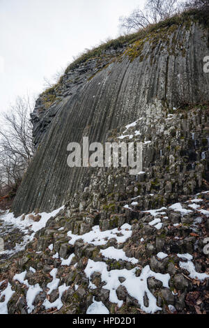 Felsigen Wasserfall - basaltische fünfeckigen und sechseckige Säulen - geologische Formation vulkanischen Ursprungs in der Nähe von Schloss Somoska, Slowakei Stockfoto