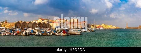 Panorama von Chania Arsenale, die venezianischen Werften und Fischerboote im alten Hafen von Chania in sonnig und bewölkt Sommermorgen, Kreta, Griechenland Stockfoto