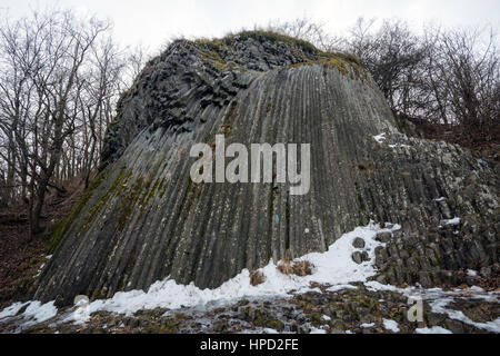 Felsigen Wasserfall - basaltische fünfeckigen und sechseckige Säulen - geologische Formation vulkanischen Ursprungs in der Nähe von Schloss Somoska, Slowakei Stockfoto