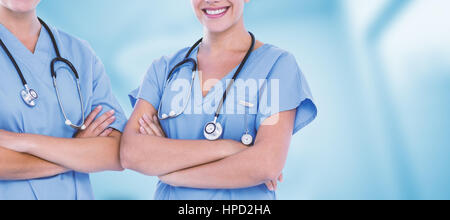 Porträt von schönen weiblichen Ärzte gegen Dentalgeräte Stockfoto