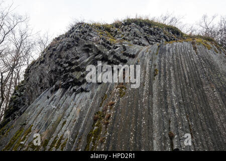 Felsigen Wasserfall - basaltische fünfeckigen und sechseckige Säulen - geologische Formation vulkanischen Ursprungs in der Nähe von Schloss Somoska, Slowakei Stockfoto