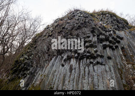 Felsigen Wasserfall - basaltische fünfeckigen und sechseckige Säulen - geologische Formation vulkanischen Ursprungs in der Nähe von Schloss Somoska, Slowakei Stockfoto