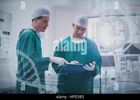 Panoramablick über Helix Muster Displayeinstellung Gerät gegen Chirurgen diskutieren Krankenbericht Stockfoto