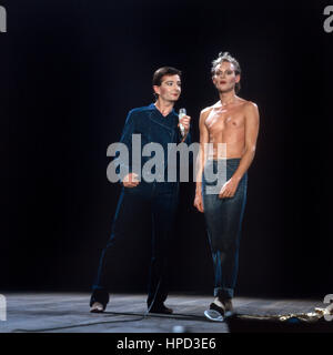 Programm 'Frau'n, Frau'n, Frau'n' Mit Den Travestiekünstlern Georg Preuße (Rechts) Und Reiner Kohler, Deutschland 1985. Stockfoto