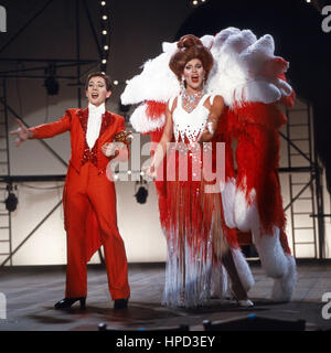 Programm 'Frau'n, Frau'n, Frau'n' Mit Den Travestiekünstlern Georg Preuße (Rechts) Und Reiner Kohler, Deutschland 1985. Stockfoto