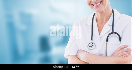 Glücklich Arzt Blick in die Kamera mit verschränkten gegen Dentalgeräte Stockfoto