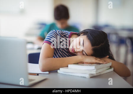 Müde Schulmädchen schlafen im Unterricht in der Schule Stockfoto