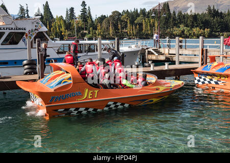 Jet-Boot zurück an den Steg am Lake Wakatipu, Queenstown, Südinsel, Neuseeland. Stockfoto