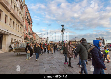 Besucher und Touristen in Venedig, Italien. Stockfoto