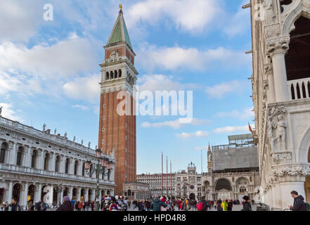 Besucher und Touristen zu Fuß im Dogenpalast und Markusplatz in Venedig, Italien. Stockfoto