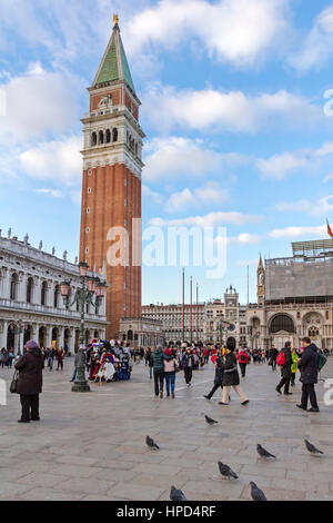 Besucher und Touristen zu Fuß im Dogenpalast und Markusplatz in Venedig, Italien. Stockfoto