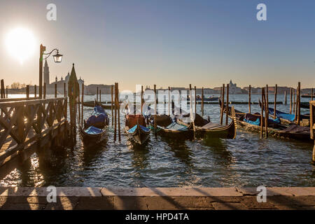 Gondeln schweben in den Canal Grande in Venedig, Italien. Stockfoto