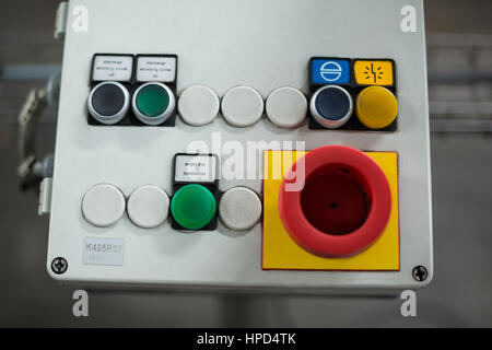 Nahaufnahme der Rückholsteuerung Schaltfläche in Flasche Fabrik Stockfoto