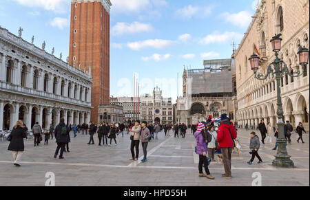 Besucher und Touristen zu Fuß im Dogenpalast und Markusplatz in Venedig, Italien. Stockfoto