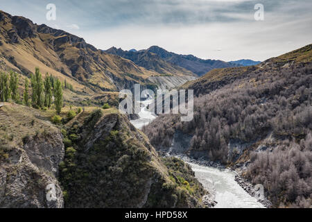 Blick entlang Skippers Canyon Tal Flusses und Stromschnellen in der Nähe von Queenstown.  Südinsel, Neuseeland. Stockfoto