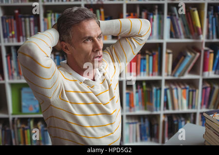 Gespannten Lehrer sitzen in der Bibliothek in der Schule Stockfoto