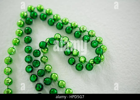 St. Patricks Day Nahaufnahme von Perlen auf weißem Hintergrund Stockfoto