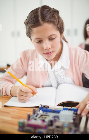 Schülerin an elektronischen Projekt im Klassenzimmer in der Schule arbeiten Stockfoto