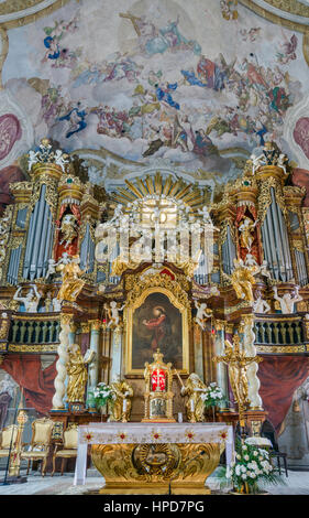 Barocker Hauptaltar, Fresken von Felix Anton Scheffler und Johann Franz Hoffman, Kirche des Kreuzfestes, Jelenia Gora, Niederschlesien, Polen Stockfoto