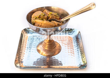 Ein Foto von Kulfi, traditionelle indische Eis in einer typischen Schüssel auf weißem Hintergrund. Selektiven Fokus Stockfoto