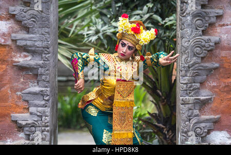 Schöne junge Frau als eine traditionelle balinesische Tänzerin verkleidet. Bali, Indonesien. Stockfoto