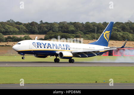 EI-EBR, eine Boeing 737-8AS von Ryanair auf dem Flughafen Prestwick International Airport in Ayrshire betrieben. Stockfoto