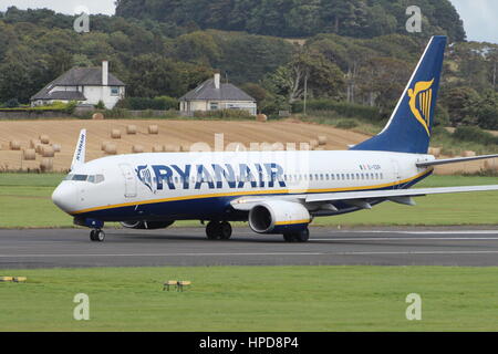 EI-EBR, eine Boeing 737-8AS von Ryanair auf dem Flughafen Prestwick International Airport in Ayrshire betrieben. Stockfoto