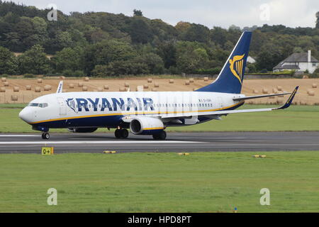 EI-EBR, eine Boeing 737-8AS von Ryanair auf dem Flughafen Prestwick International Airport in Ayrshire betrieben. Stockfoto