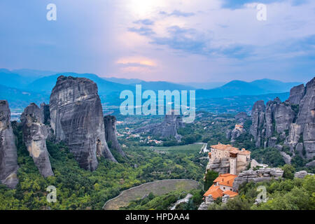 Blick auf die Felsformationen von Meteora Kloster Roussanou mit St. Nicholas Anapausas nach Sonnenuntergang. Meteora, Ebene von Thessalien, Griechenland, Europa Stockfoto
