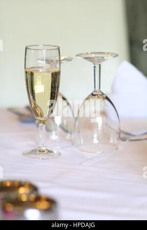 Glas Champagner am Tisch Stockfoto