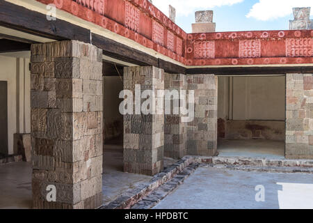 Palast der Quetzalpapalotl in der Nähe der Pyramide des Mondes in San Juan Teotihuacan, in der Nähe von Mexiko-Stadt in Mexiko. Stockfoto