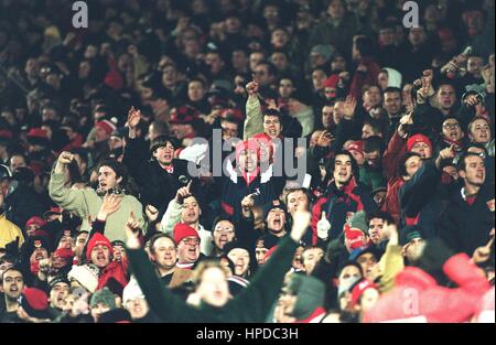 ARSENAL-FANS singen ASTON VILLA FC ARSENAL V 6. Januar 1997 Stockfoto