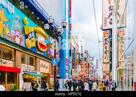 OSAKA, JAPAN - 21 Januar: Dotonbori Einkaufsviertel hat eine Vielzahl von Geschäften, wo viele Touristen besuchen zum Einkaufen und Speisen am 21. Januar 2016 in Osaka Stockfoto