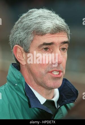 Nordirland-MANAGER BRYAN HAMILTON 8. April 1997 Stockfoto