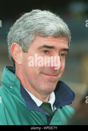 Nordirland-MANAGER BRYAN HAMILTON 8. April 1997 Stockfoto