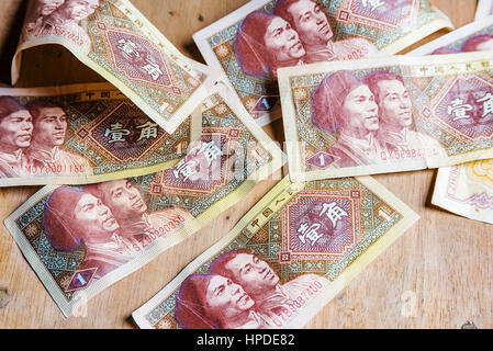 altes chinesisches Geld auf rustikalen Hintergrund Stockfoto