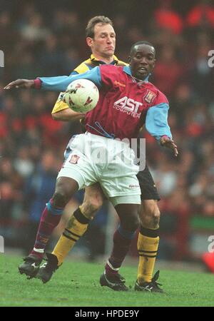 DWIGHT YORKE & DAVE WATSON ASTON VILLA V EVERTON FC 10. April 1997 Stockfoto